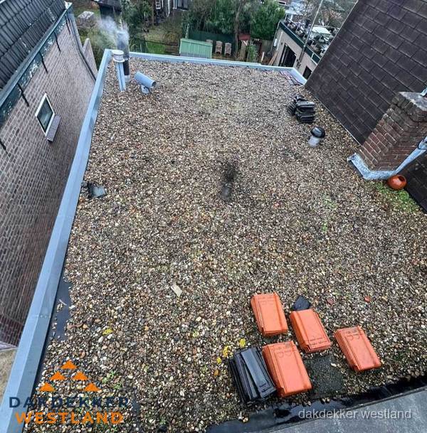 Plat dak met grindballast en dakdoorvoeren in Westland Plat dak met grindballast en dakdoorvoeren in Westland