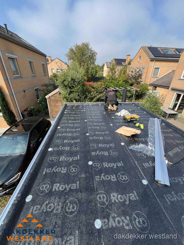Nieuwe Royal bitumen dakbedekking op plat dak van aanbouw in Westland
