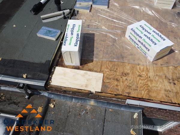 Plat dak isolatie met Kingspan isolatieplaten tijdens renovatie in Westland Plat dak isolatie met Kingspan isolatieplaten tijdens renovatie in Westland