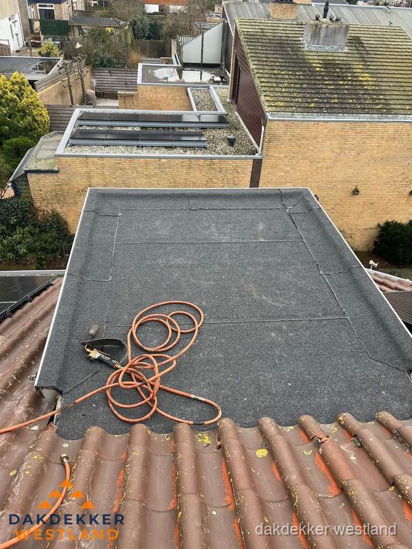 Reparatie aansluiting plat dak en schuin dak in Westland