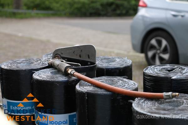Rollen bitumen dakbedekking EshaGum klaar voor installatie in Westland Rollen bitumen dakbedekking EshaGum klaar voor installatie in Westland