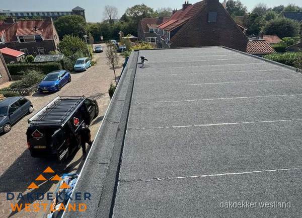 Nieuw bitumen plat dak met uitzicht over woonwijk in Westland Nieuw bitumen plat dak met uitzicht over woonwijk in Westland