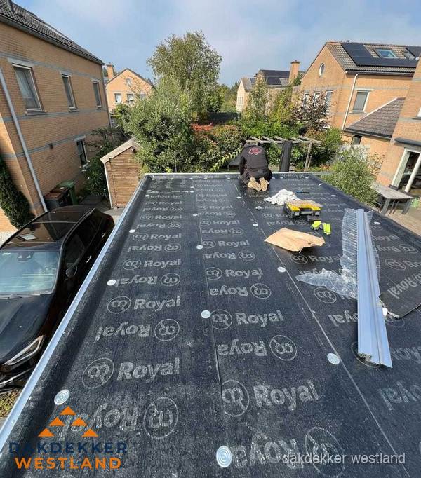 Dakdekker aan het werk op plat dak renovatie in Westland Dakdekker aan het werk op plat dak renovatie in Westland