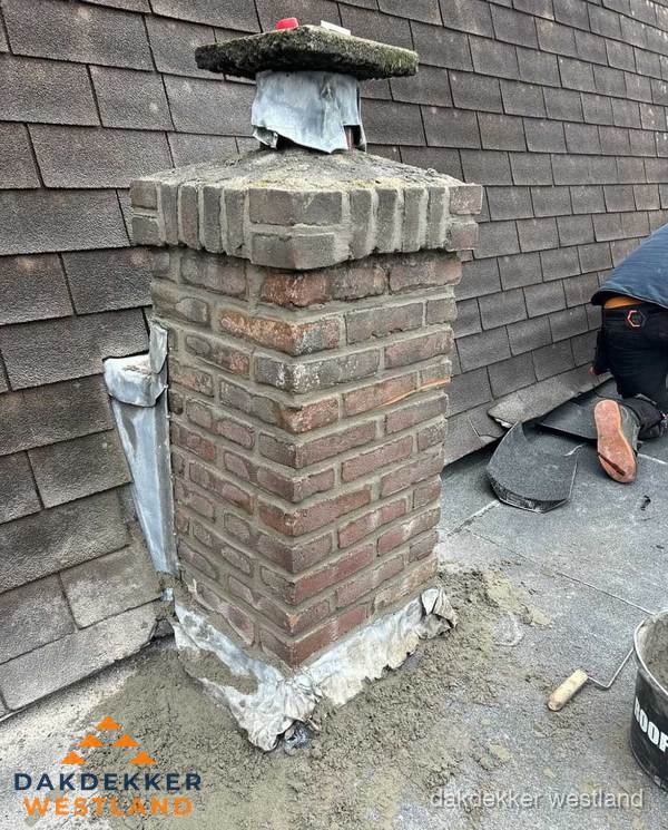 Schoorsteen reparatie met lood en voegwerk op leien dak in Westland Schoorsteen reparatie met lood en voegwerk op leien dak in Westland