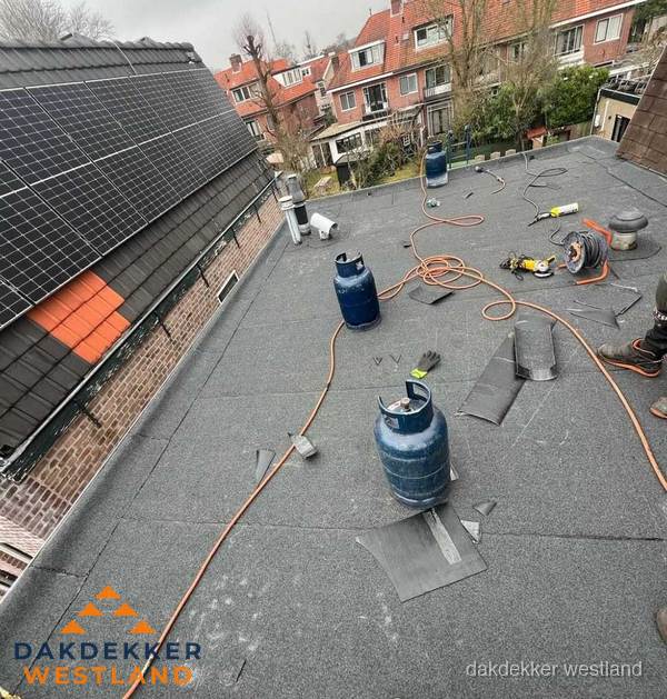 Daklekkage repareren met brandgereedschap op plat dak in Westland Daklekkage repareren met brandgereedschap op plat dak in Westland